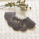 あずきグレーのメッセージ花刺繍bib