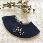 【サンプル品】イニシャル花刺繍のbib M