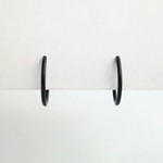【再販×5】～フェイクピアス～ブラックリングイヤリング・イヤーカフ(直径約12㎜、太さ約1㎜)片側シリコンゴム＆ワイヤーの先端を曲げないバージョン(両耳用)(手で調節可能)(痛くない)管理1299