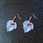 【送料無料】冬の赤い実ピアス／イヤリング