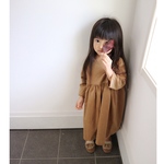 こども、ゴールドブラウンのシンプルワンピース