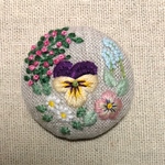 「ビオラと野バラのあるお庭」 刺繍ブローチ 刺繍ヘアゴム