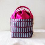 格子模様×ラズベリーレッドの持ち手付き巾着（縦24×横15×マチ11）普段使いにも◎