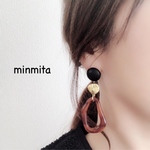 ✴︎再×2販売✴︎べっ甲変形型フープとゴールドチャームが揺らめく大ぶりピアス（イヤリングに変更可能）