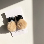 〜マーブルストーンとポンポンファーのピアス〜