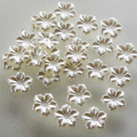 デコパーツ・パールのお花　13*13mm　150個で300円