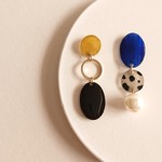 アシンメトリーの大振りピアス