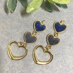 ハート×ハート×ハートのアンティーク調大ぶりピアス/イヤリング(レトロ、ビンテージ、揺れる、デニムブルー、グレー、お正月、クリスマス、ベイクドカラー、ダスティカラー、二次会、謝恩会、ベロア