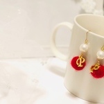 ファー付きイニシャルピアス