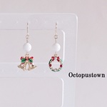 ☆*:Xmas:*☆ 雪とクリスマスベルとリースのアシンメトリーピアス（ゴールドカラー）