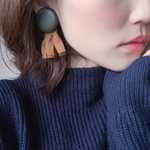 [イヤリング]カーキカボションとタッセルのイヤリング