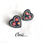  キラキラハート小花柄刺繍ピアス