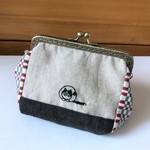 ねこ刺繍　大きく開くがま口ポーチ　幸せのキャンドルテールちゃん。【チャリティ】
