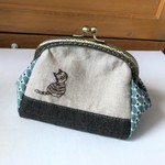 ねこ刺繍　大きく開くがま口ポーチ　イケニャンのキジトラちゃん。【チャリティ】