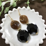 マーブルビーズと黒のカットビーズのシンプル大ぶりピアス（ブラウン）