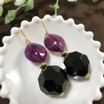 マーブルビーズと黒のカットビーズのシンプル大ぶりピアス（パープル）