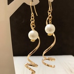 ひねりチャームとパール風ビーズの冬ピアス