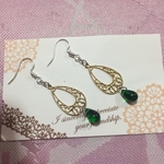 エメラルド色ドロップと雫パーツのピアス再販2