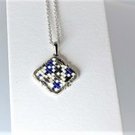 ビーズ織り【じぐざぐペンダント】クロス・青
