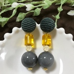 コーデュロイカボションの秋色ピアス（グリーン、グレー）