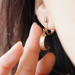 フォーマルゴールド真鍮刻印イニシャルピアス４ｍｍ