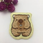 おねだりウォンバットの刺繍ブローチ