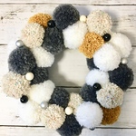 毛糸のふわふわポンポンリース~北欧風~