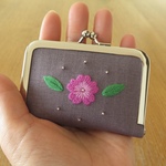  手刺繍のがま口ニードルブック〈マゼンタ色のお花〉