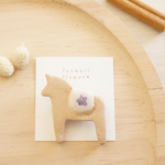 ほっこり＊やさしい押し花と陶器のフラワークッキーブローチ* ダーラナホースと忘れな草＊北欧ナチュラル