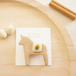 ほっこり＊やさしい押し花と陶器のフラワークッキーブローチ* ダーラナホースとキャットテールの葉っぱ＊北欧ナチュラル