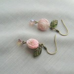 ピンクの薔薇しずくピアス/イヤリング