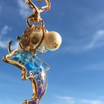 海を泳ぐイルカのバックチャーム