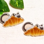 シャム猫とクロワッサンのブローチ