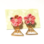 つまみ細工・小花と富士山のピアス