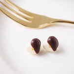ミニホワイトハートチョコのピアス