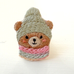 冬支度くまさん　刺繍ブローチ