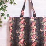 和柄の巾着付きトートバッグ　花のラインの和柄　黒