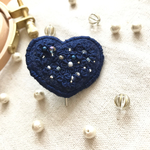 【ビーズ刺繍】ローズガーデン🌹ハート ポニーフック(ネイビー)