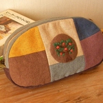 色合わせリネンと刺繍のポーチ　赤い実のツリー　パッチワークバッグイン