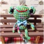 編みぐるみカエル🐸のボールチェーンホルダー 段染め引き揃え糸使用
