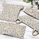 【nk-0704様専用】アンジェレッテ用よだれパッド・肩側よだれパッド・首回りカバー・抱っこ紐スタイ4点セット❁﻿カラフル三角柄×デニム風リボン❁﻿