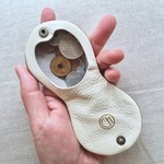  牛シュリンクレザーのシェル型コインケース　バイカラー[モカ×ホワイト] 