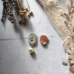 刺繍イヤリング アンティークブルー×ブラウン
