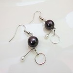 ダークグレーとシルバーメタルパーツ シンプルモノトーン　ゆれる  ピアス/イヤリング　