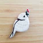 シマエナガと赤い木の実刺繍ブローチ