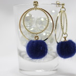 ファーボールのフープピアス（ブルー）