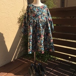 SALE 110〜120㎝スモックワンピース レトロ花柄ブラック系