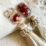 真紅の薔薇カボションとタッセルピアス/樹脂ピアス
