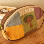 色合わせリネンと刺繍のポーチ　たわわな赤い実のツリー　パッチワーク
