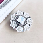 ホワイトオパールとお花のブローチ